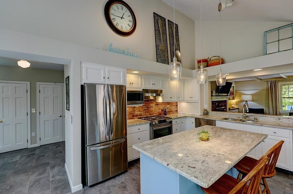 21 Lake Dr, Barrington RI  02806-2811 exterior