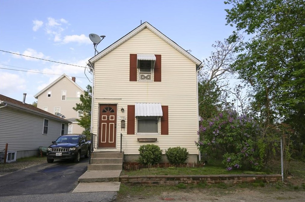30 East St, East Providence, RI 02915-4416