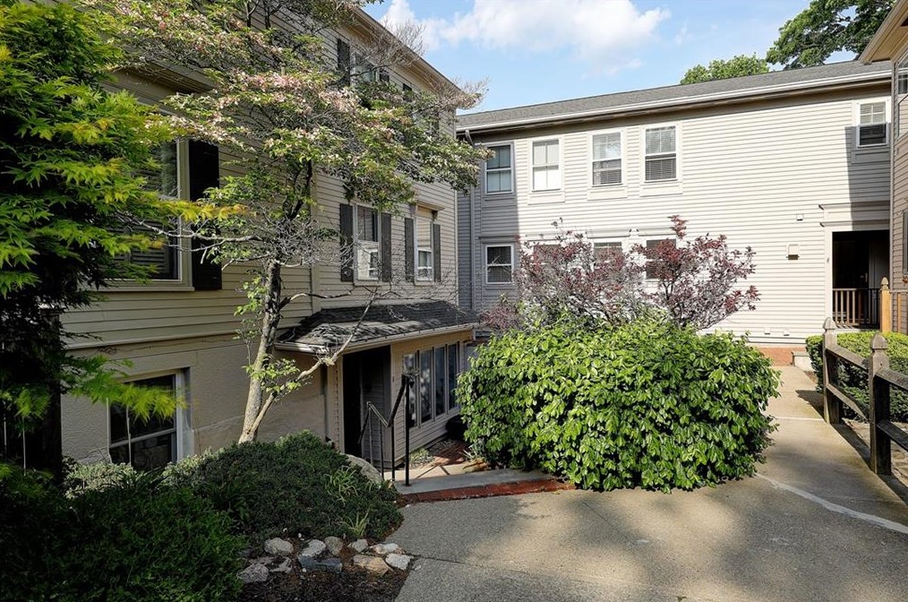 125 Prospect St #8, North Providence, RI 02906