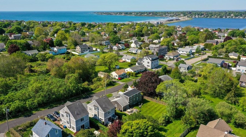 198 Reservoir Rd, Middletown, RI 02842