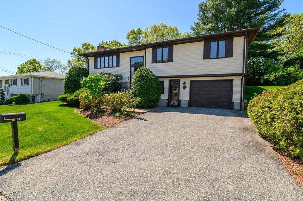 104 Manchester Farm Rd, North Providence, RI 02904