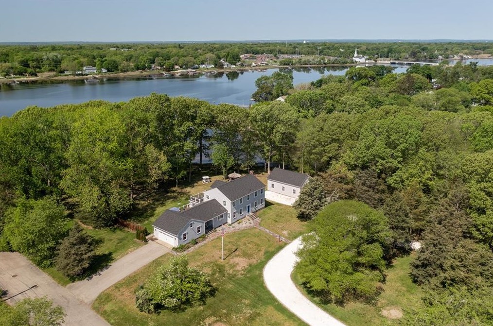 1 Carver Rd, Barrington, RI 02806-3705