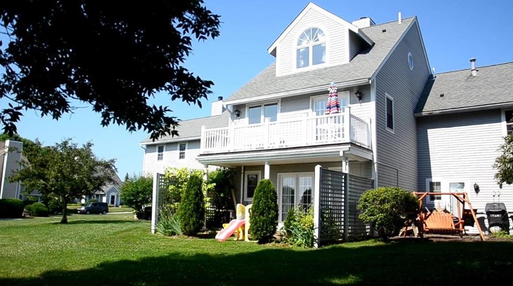 223 Corey Ln, Middletown, RI 02842