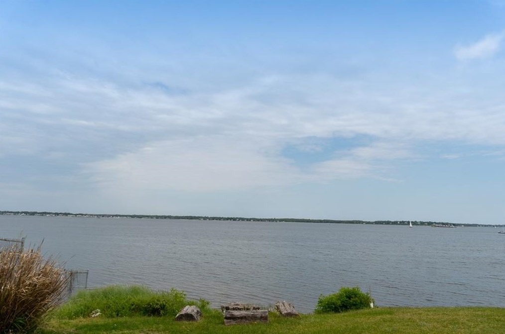 19 Woodbury St, Warwick, RI 02889