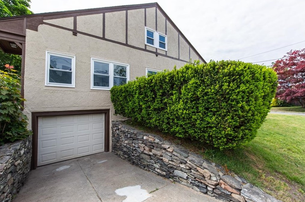 33 Welfare Ave, Cranston, RI 02910