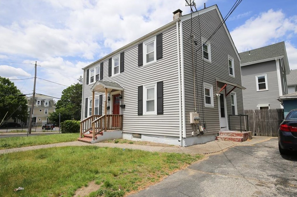 86 Pond St, Pawtucket, RI 02860-4415