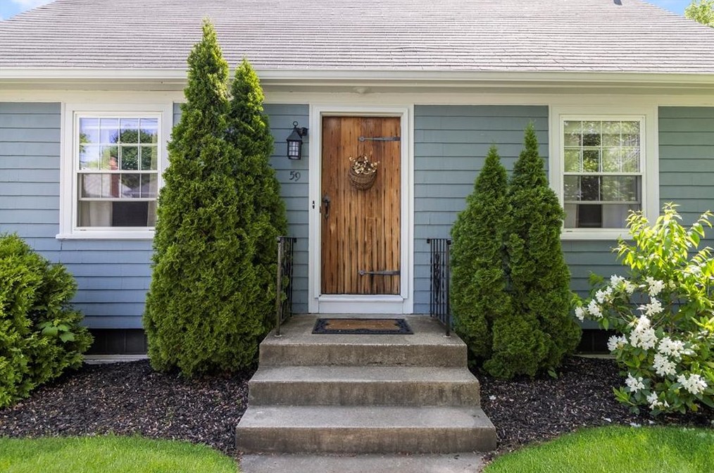 59 Peckham Ave, North Providence, RI 02908