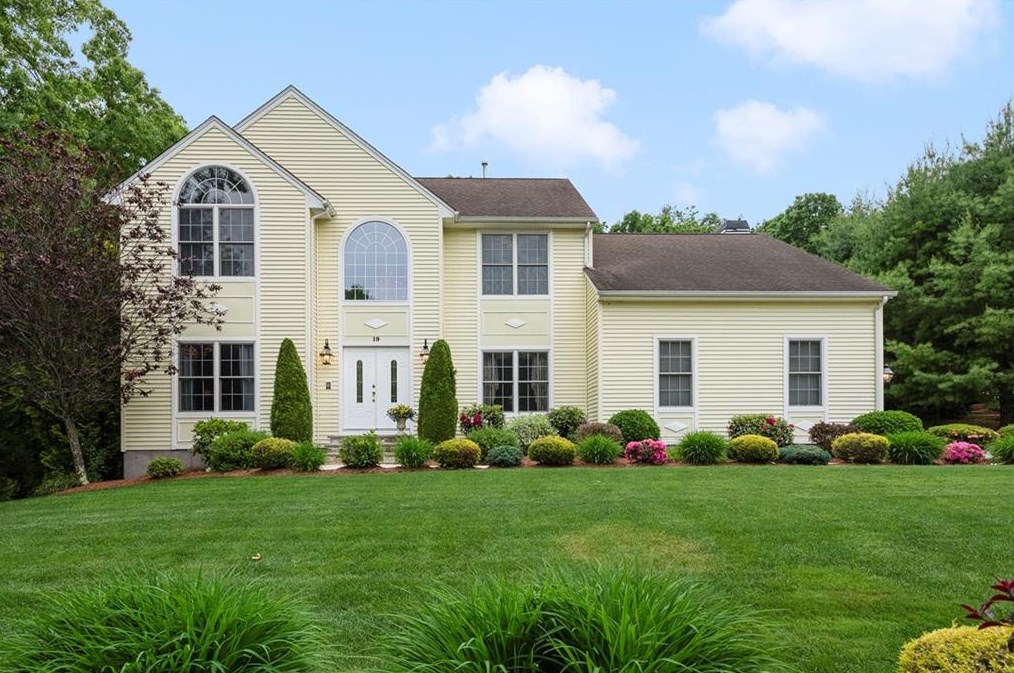 19 Sophia Ln, Smithfield, RI 02828-1752