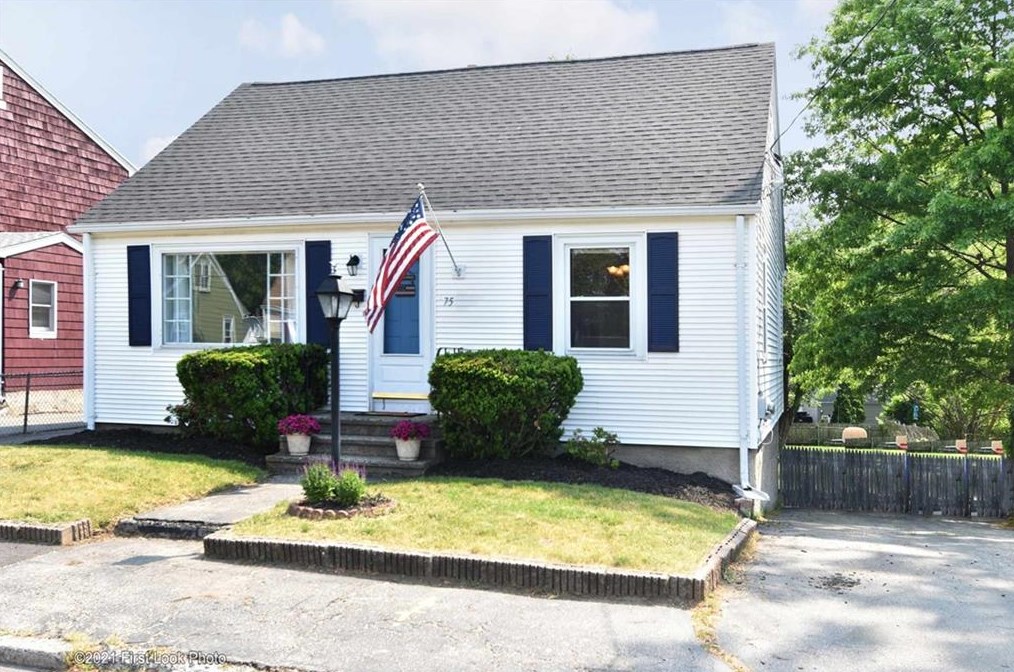 75 Revere St, Pawtucket, RI 02861-1560