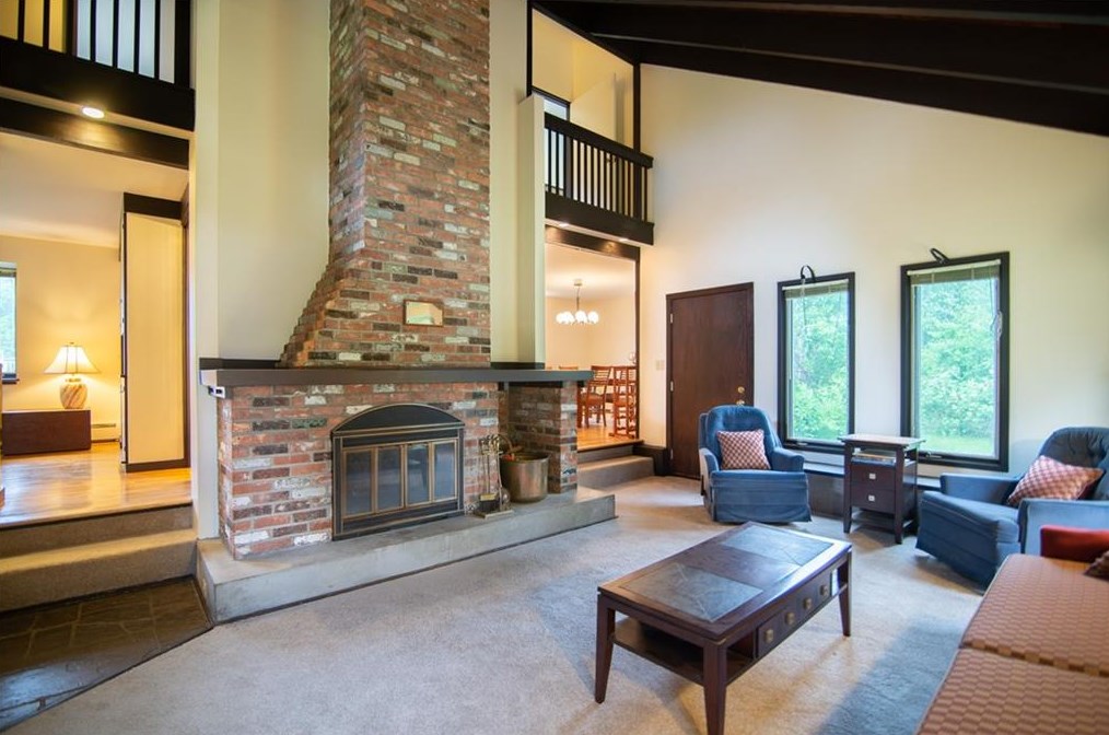 2 Meeting House Rd, Lincoln, RI 02865