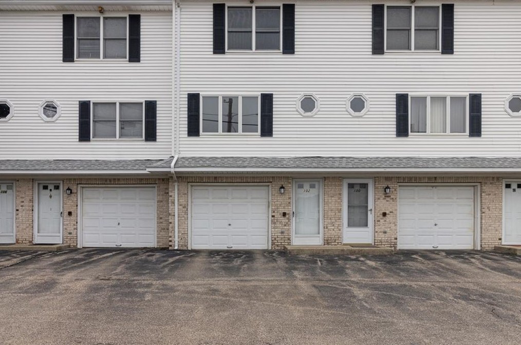 102 Sunflower Cir, Providence, RI 02911