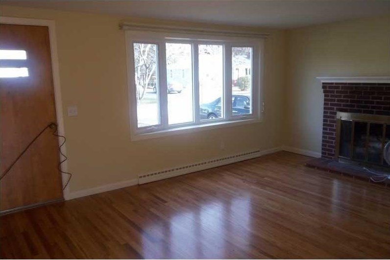 62 Longfellow Dr, Warwick, RI 02818