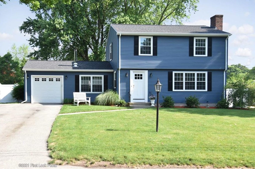 8 Maplewood Dr, Cumberland, RI 02864
