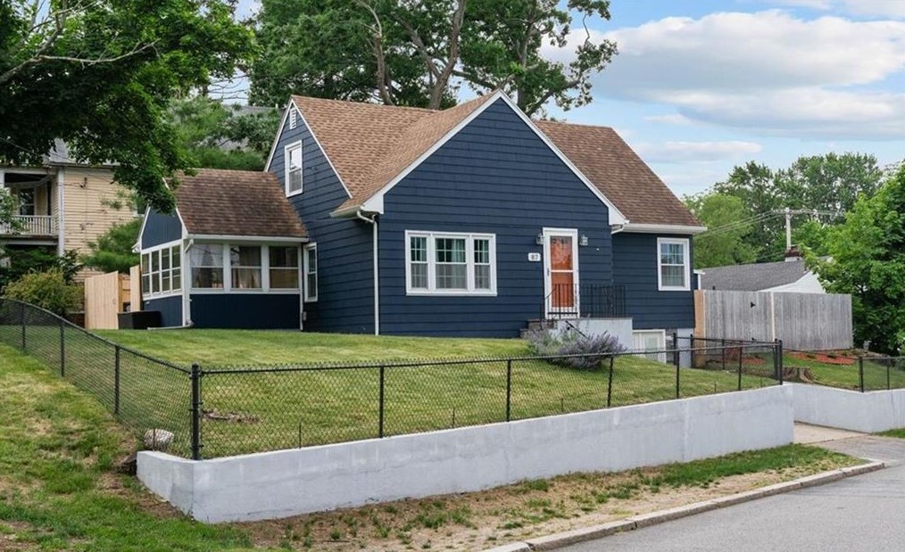 87 Mapleton St, Cranston, RI 02910-5525