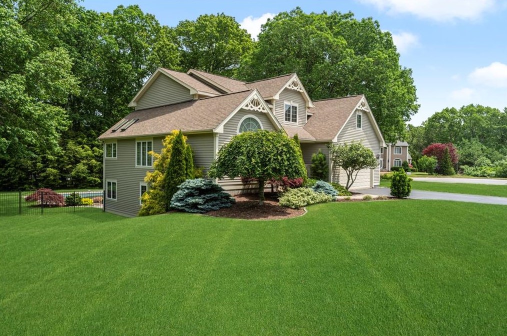 2 Reaper Ct, Smithfield, RI 02828 exterior