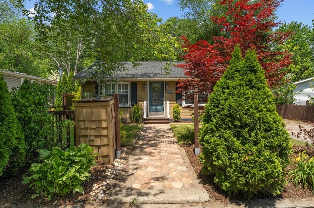 17 Bailey Dr, West Greenwich, RI 02817