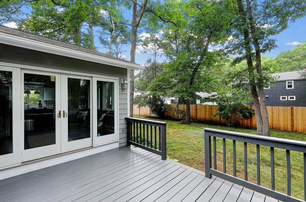 12 Fireside Dr, Barrington RI  02806-3223 exterior