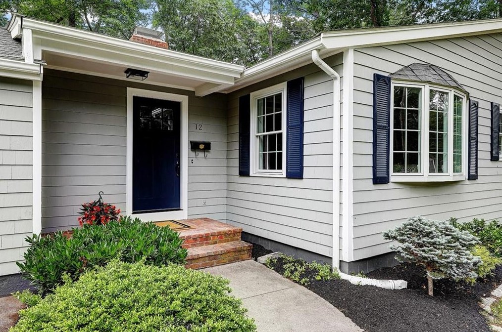 12 Fireside Dr, Barrington RI  02806-3223 exterior
