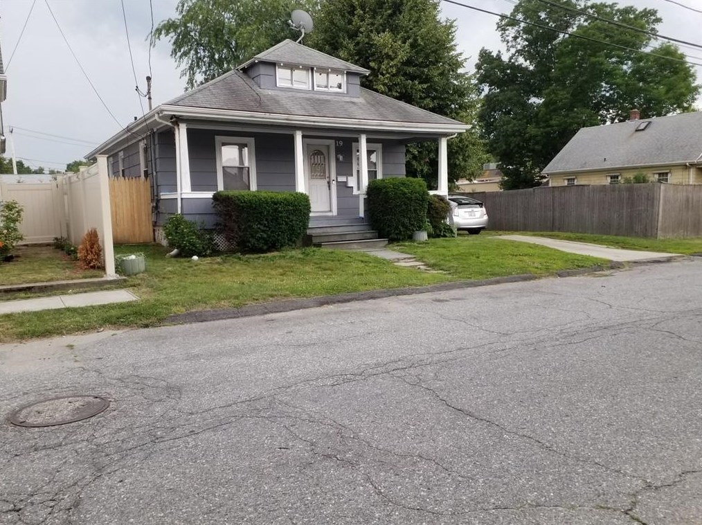 19 Crossway Rd, Cranston, RI 02910-5222