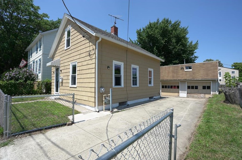 16 Spencer St, Pawtucket, RI 02860-3832