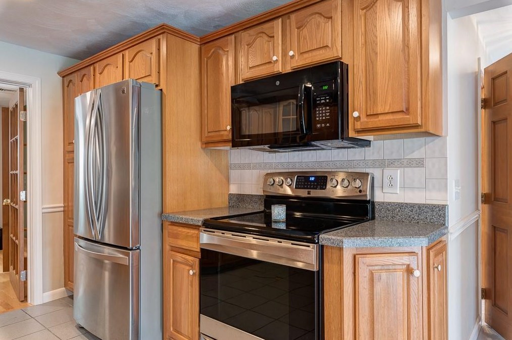 32 Cold Spring Dr, West Warwick RI  02893-3337 exterior