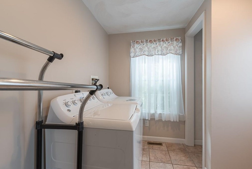 32 Cold Spring Dr, West Warwick RI  02893-3337 exterior