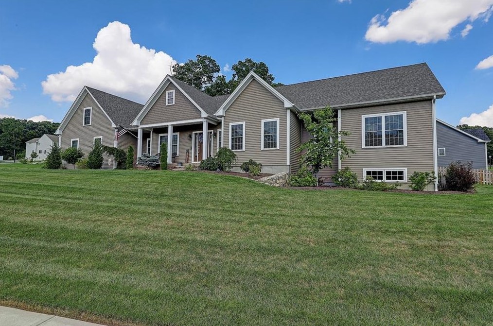 14 Lincoln Meadows Dr, Lincoln, RI 02865