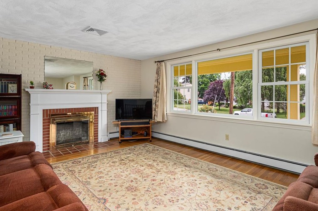 6 Peach Blossom Ln, Smithfield, RI 02828-1114
