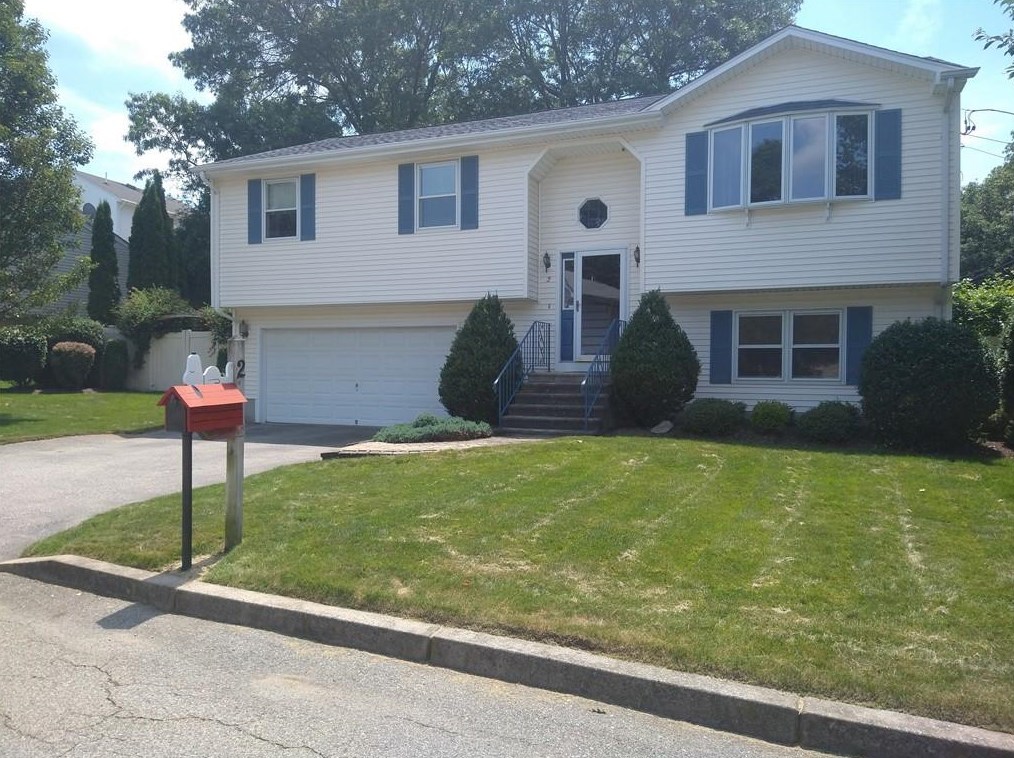 2 Murphy Ct, North Providence, RI 02911