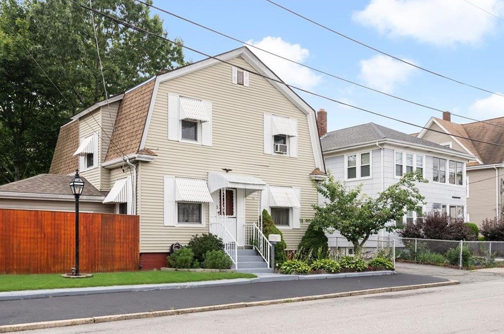 12 Rowe Ave, Pawtucket, RI 02861-2908