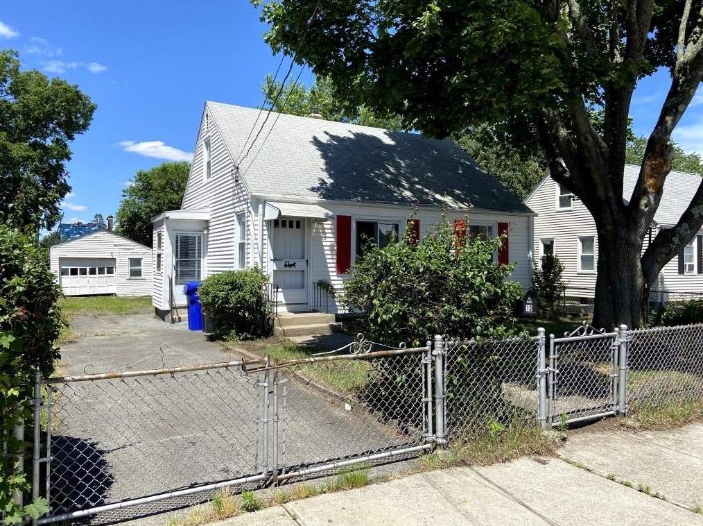 10 Lindesta Rd, Pawtucket, RI 02861-2557