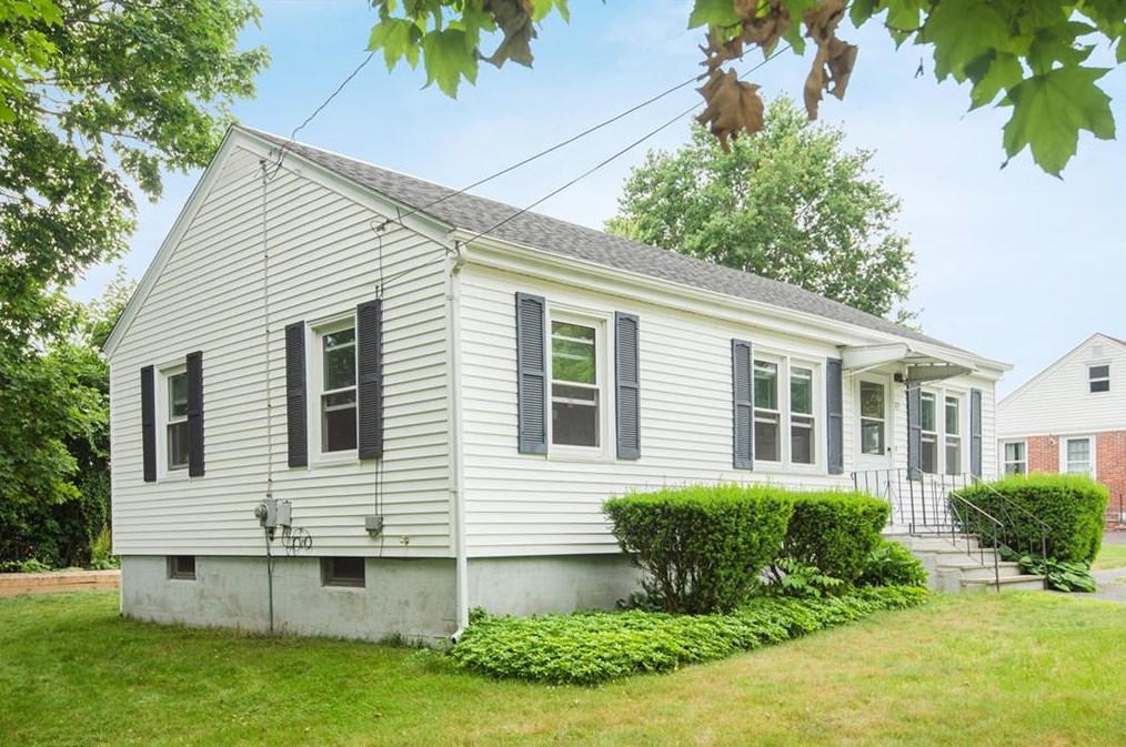 39 Hillside Rd, Portsmouth, RI 02871 exterior