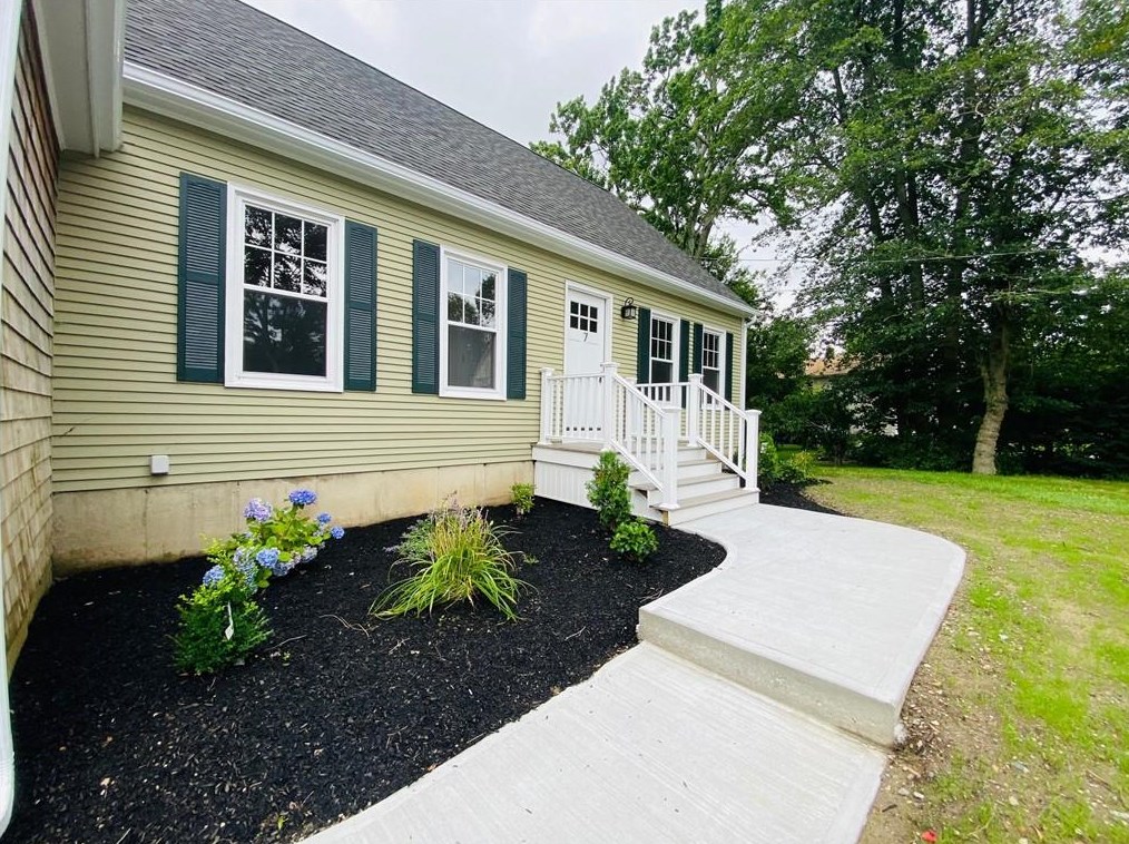 7 Mayo Dr, Warren, RI 02885