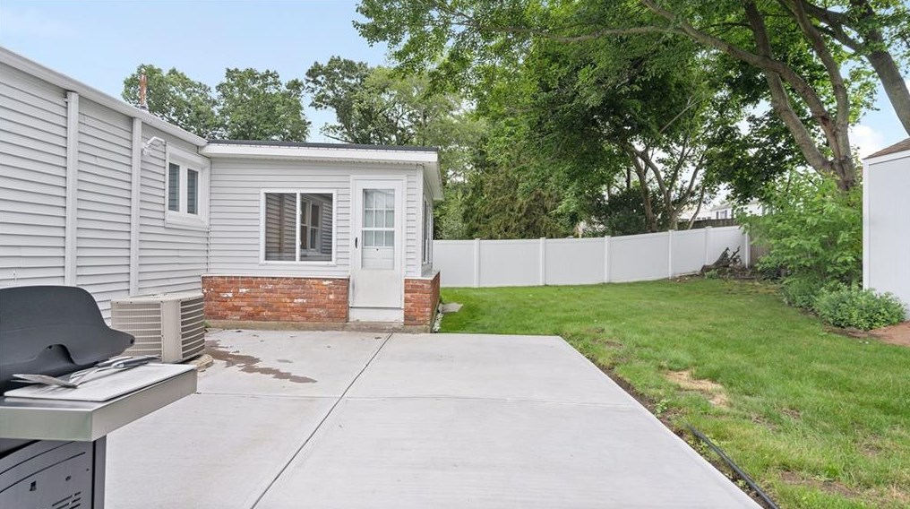 138 Scenic Dr, Cranston RI  02920-3142 exterior