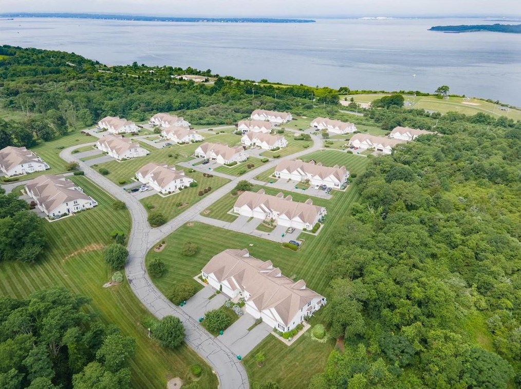 213 Rolling Hill Rd, Portsmouth, RI 02871-1036
