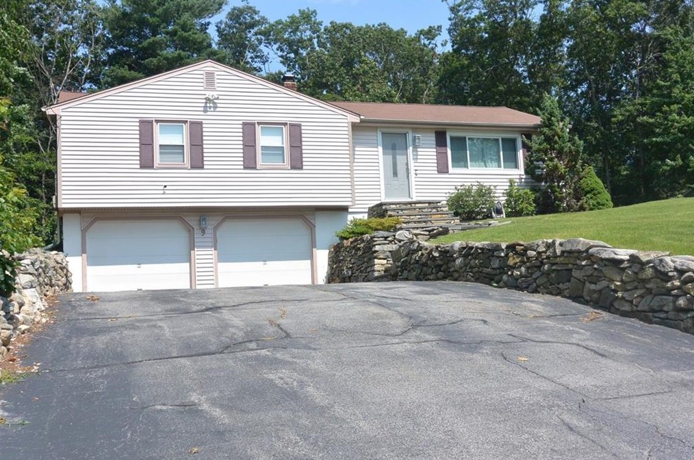 9 High View Dr, Smithfield, RI 02917-2307
