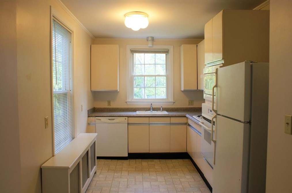 73 Memorial Blvd, Middletown, RI 02840