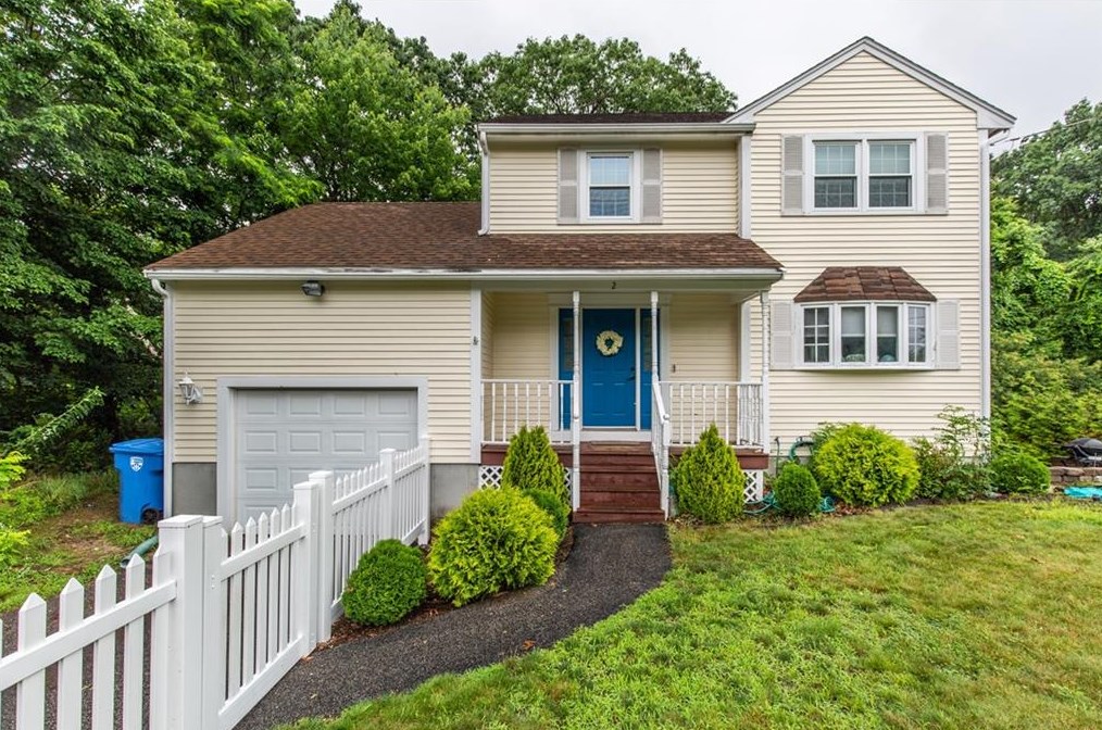 2 Crestwood Ln, Lincoln, RI 02865