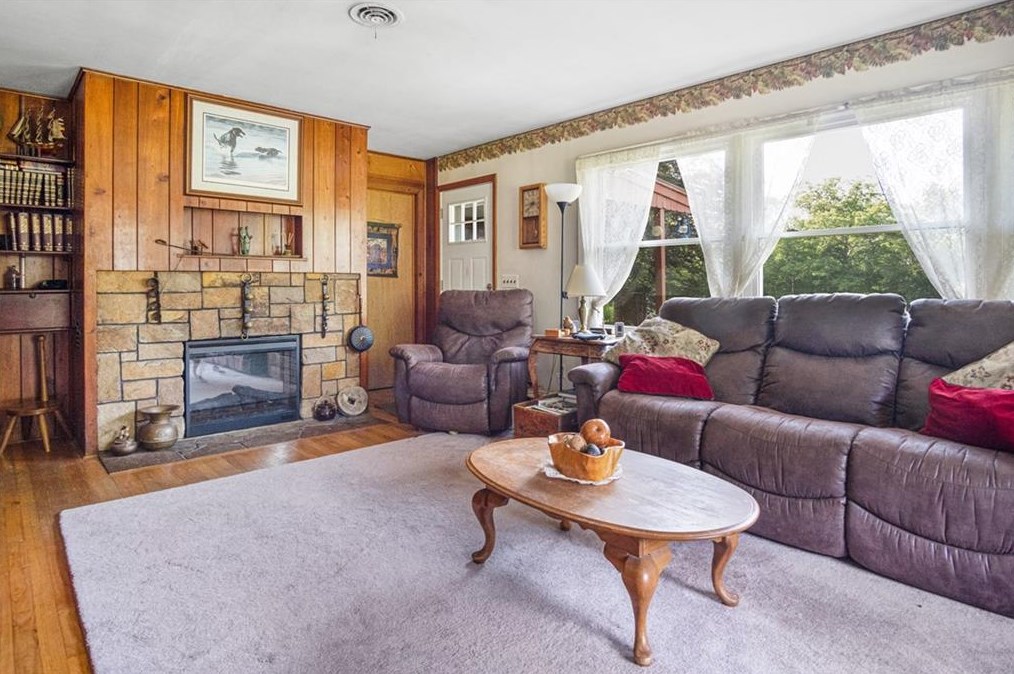 201 Chase Hill Rd, Hopkinton, RI 02804