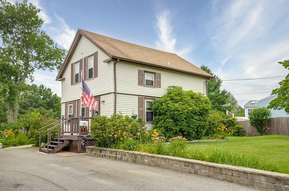 29 Burdick Dr, Cranston, RI 02920-1517