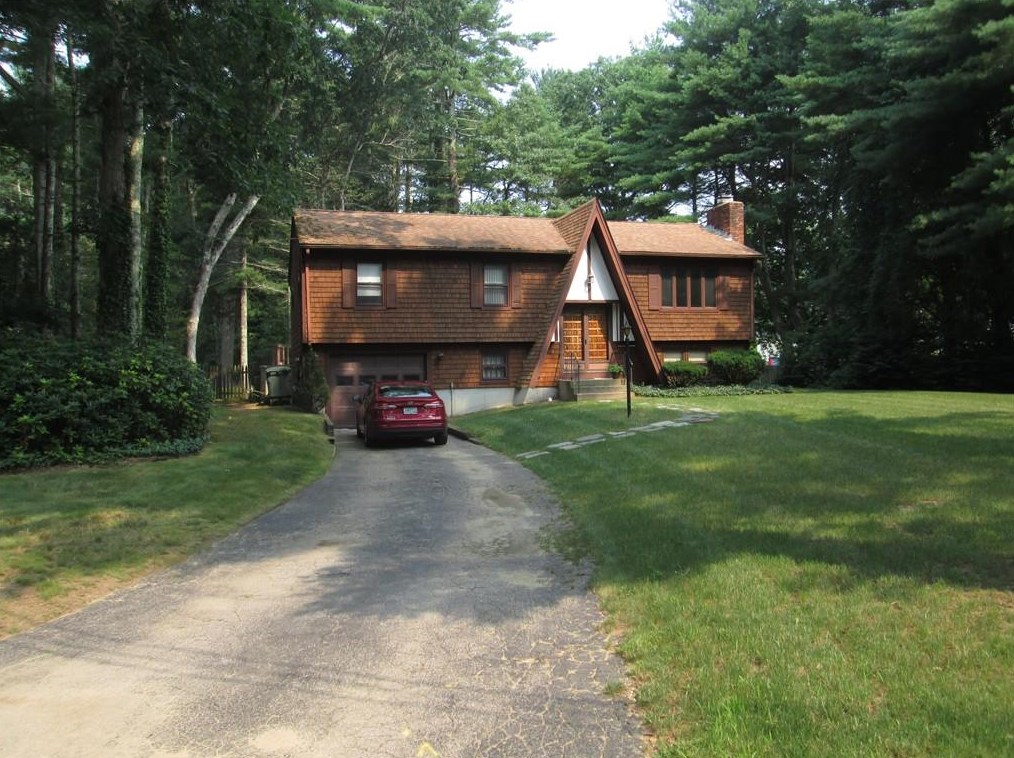 81 Wisteria Dr, Coventry, RI 02816
