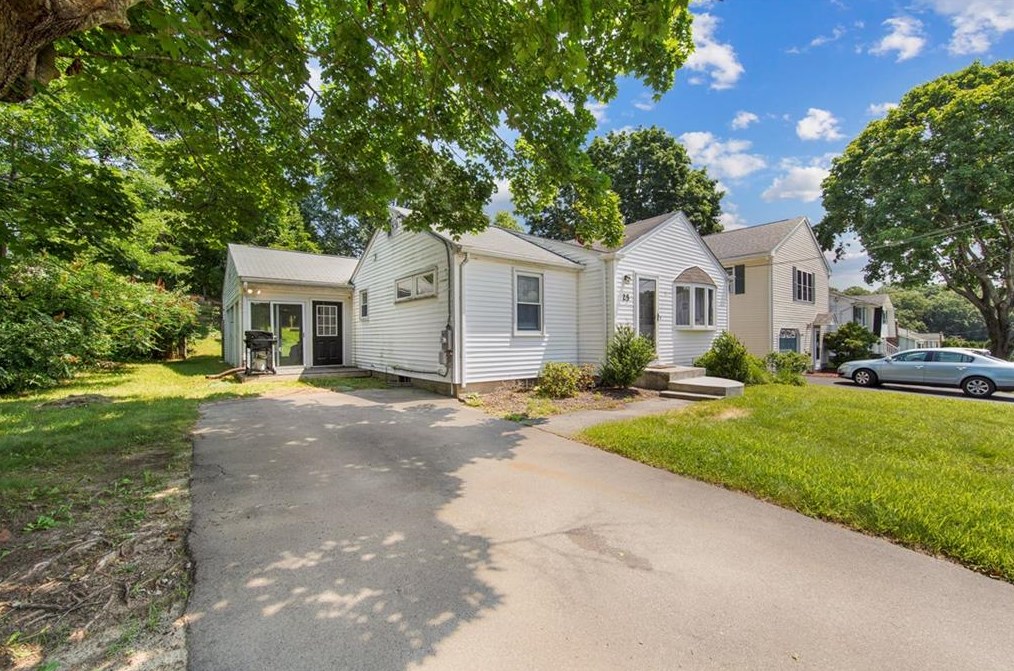 25 Desmarais St, Cumberland, RI 02864