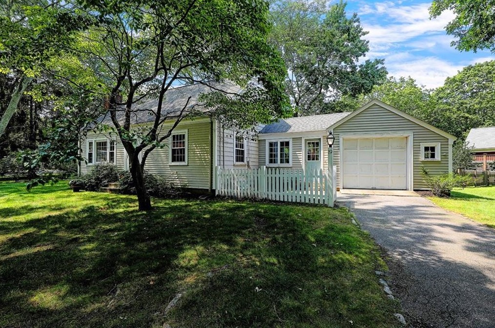 19 Roberta Dr, Barrington, RI 02806