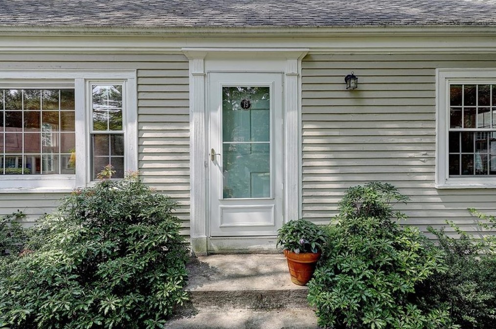 19 Roberta Dr, Barrington RI  02806-2122 exterior