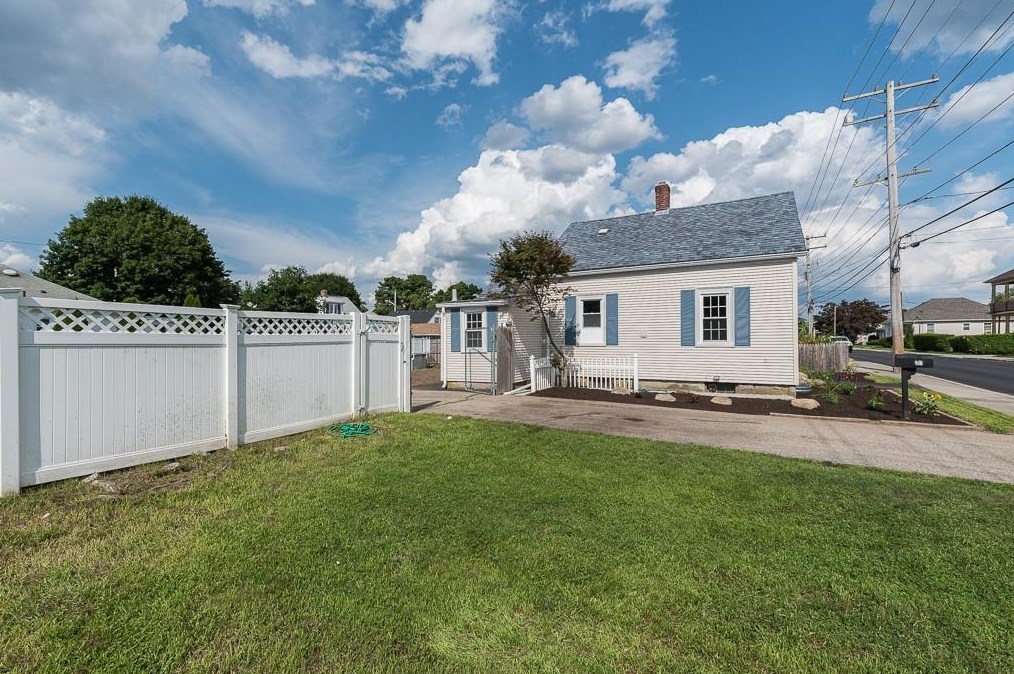 49 Randall St, Cranston RI  02920-5023 exterior