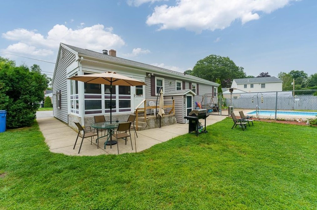 30 Cozy Ln, Cumberland, RI 02864