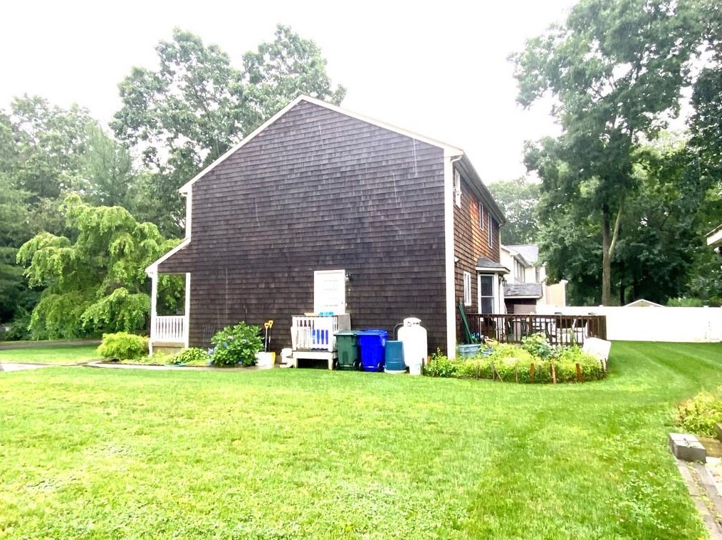 47 Lafayette Dr, Bristol RI  02809-5012 exterior