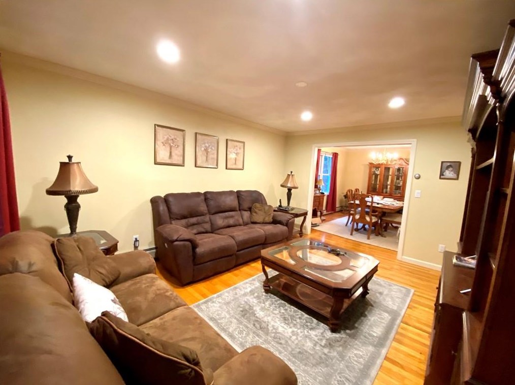 47 Lafayette Dr, Bristol RI  02809-5012 exterior