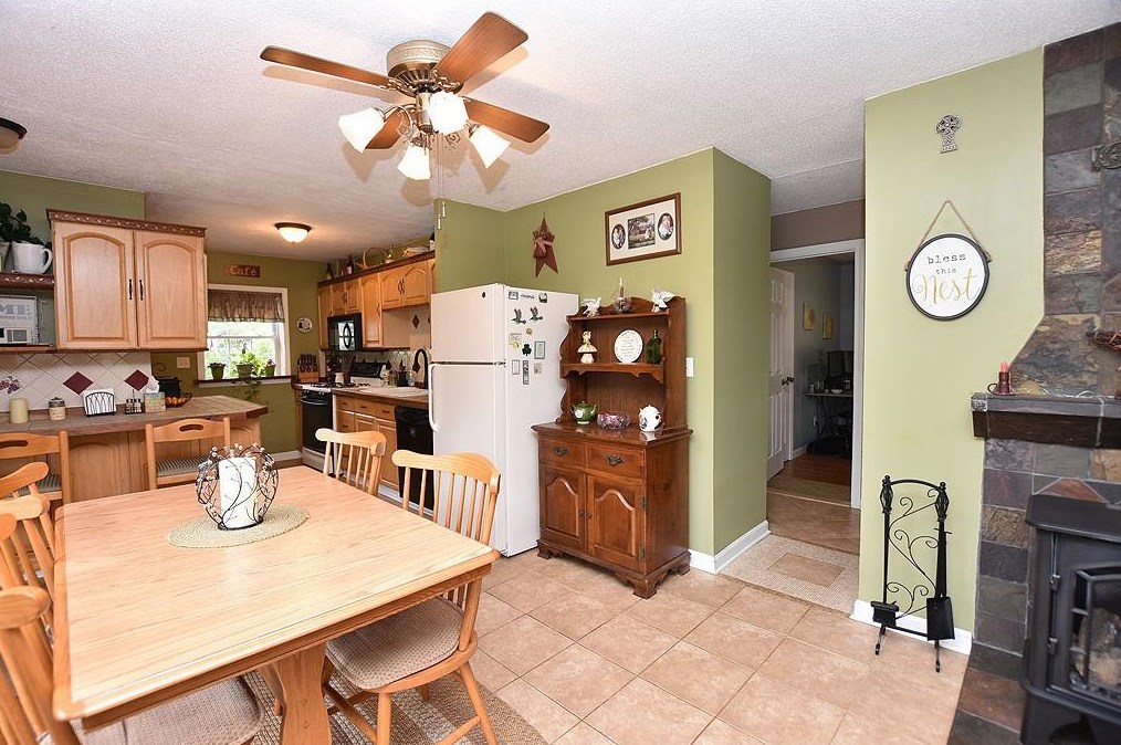 12 Abbey Ln, Scituate, RI 02825-1400
