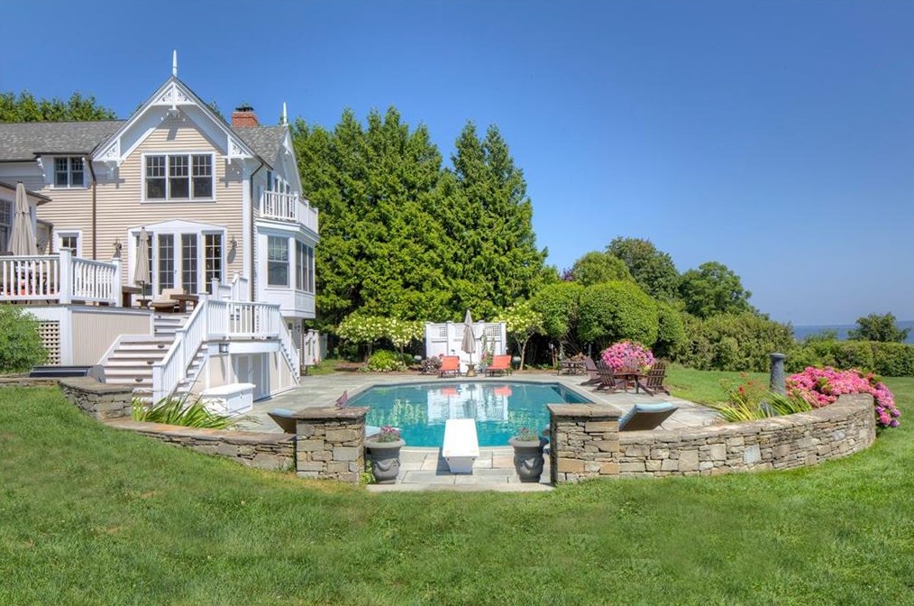 24 Orient Ave, Jamestown RI  02835-1834 exterior